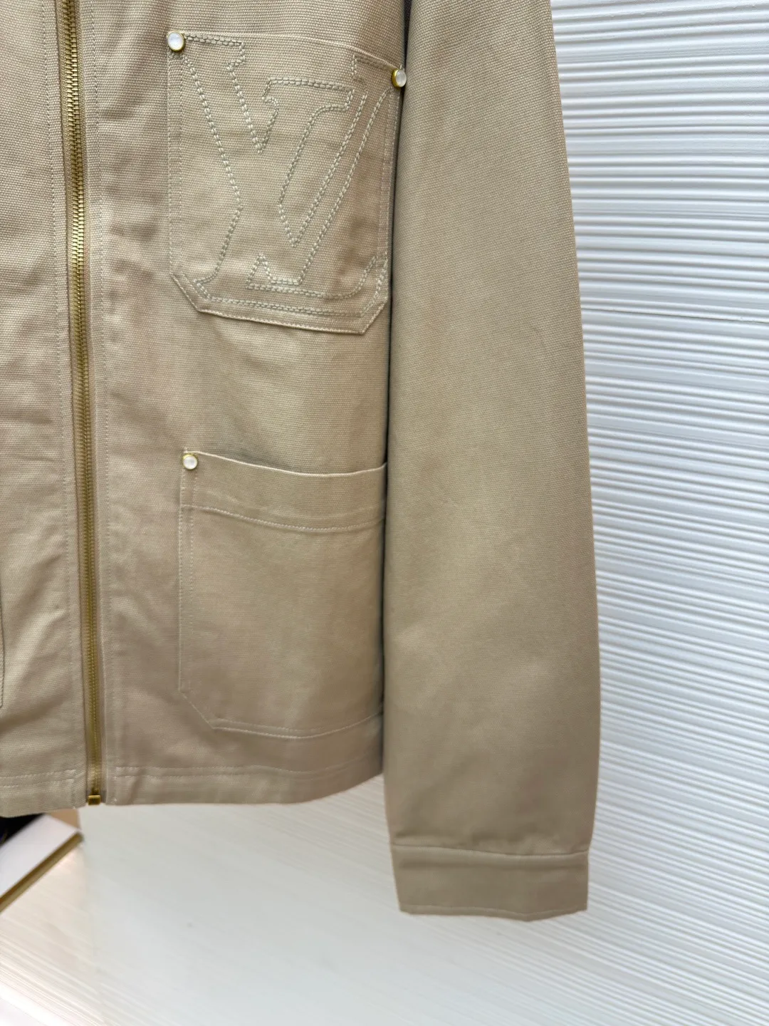 LOUIS VUITTON bamboo martin denim jacket ●Authentic product: 22600 purchased and developed ●Item number: 1680310-C55 ●Fabric: small martin yarn-dyed fabric ●Technology: made on positioning cutting machine ●Version: fitted version ●Weight: about 860 grams ●Size: 44-46-48-50 ●Description: The fabric is made of Little Martin yarn-dyed fabric, the warp and weft yarns are 7s+7s double-twisted, the fabric is made of long lathe dyeing process, the color of the bulk fabric is custom-dyed, the small jacquard fabric for the collar is custom-woven, the back pockets are made of domestic high-speed machines, mercerized tatami The embroidery method is matched with rayon twill satin lining. The back square leather tag is made of two-layer cowhide and pressed with an embossed mold. The I-shaped buckle and rivets are made of antique gold-plated bases. The interior is inlaid with polished high-gloss mother-of-pearl. The shells are laser-engraved with letter patterns. The overall routing is straight and delicate, the fabric is comfortable and soft, the color is consistent and there is no color difference, it can be matched with the same style to create a fashionable look, and can be used in various occasions, customized accessories, complete with three standards, the same style for men and women!